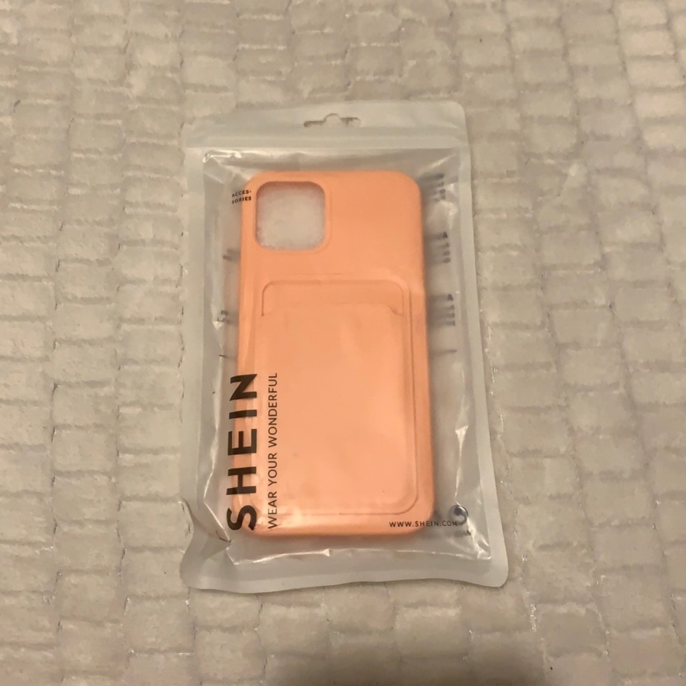 Hello this case did not fit to my phone That’s why I’m smelling this.